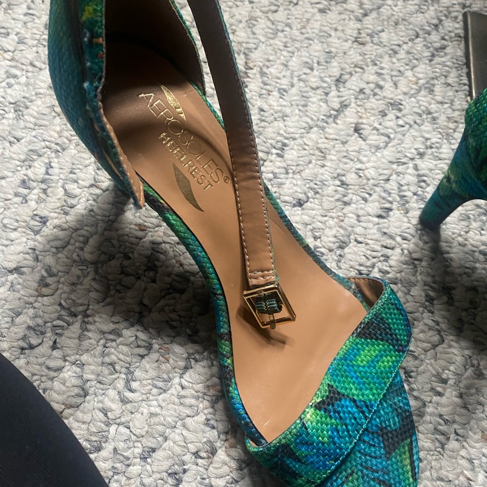 Cute floral open toe short heels! - Picture 5 of 5